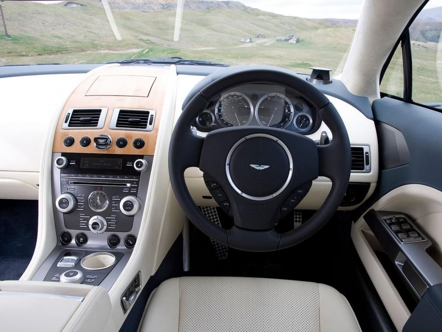Торпедо Aston Martin Rapide 2010 года  (UK) (фото 2 из 8)